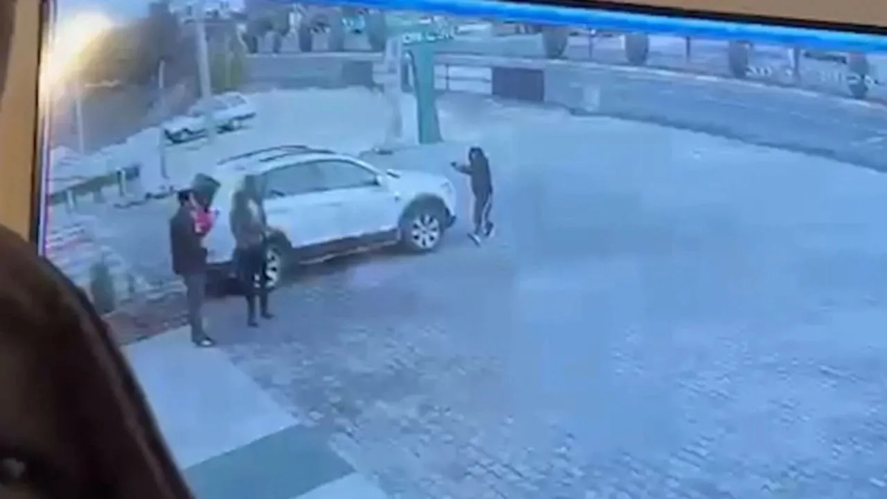 MOBİLYA MAĞAZASININ ÖNÜNDE KURŞUN YAĞMURU